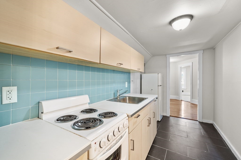 85 Linden Ave, West End