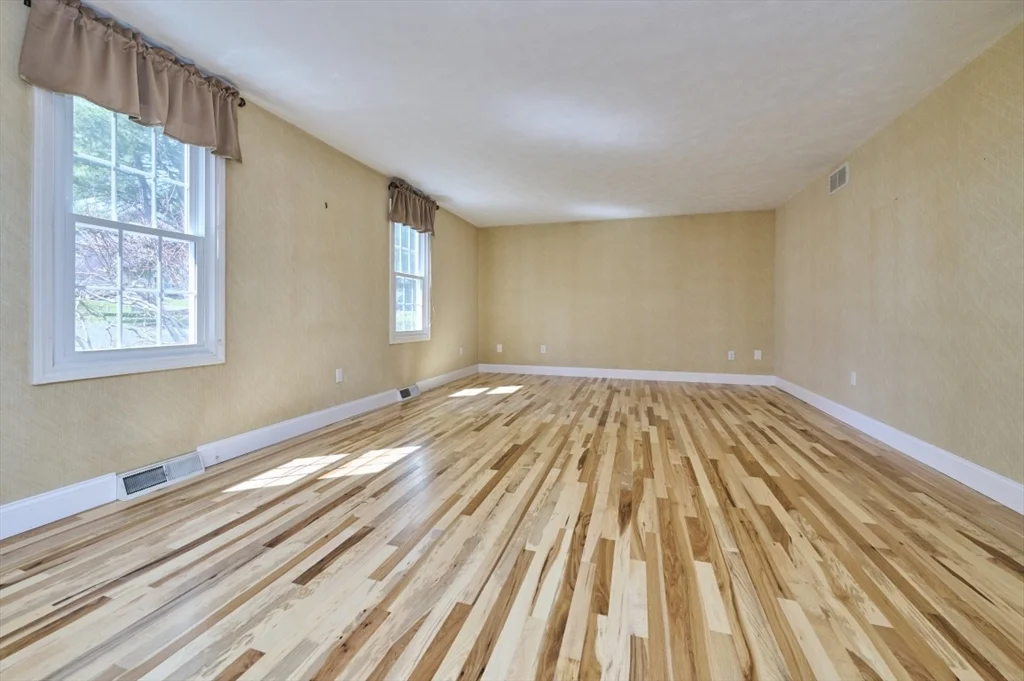 7 Gibbs Valley Path, Framingham