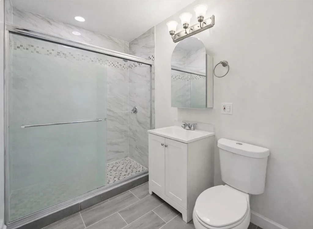 559 Hyde Park Ave, Roslindale