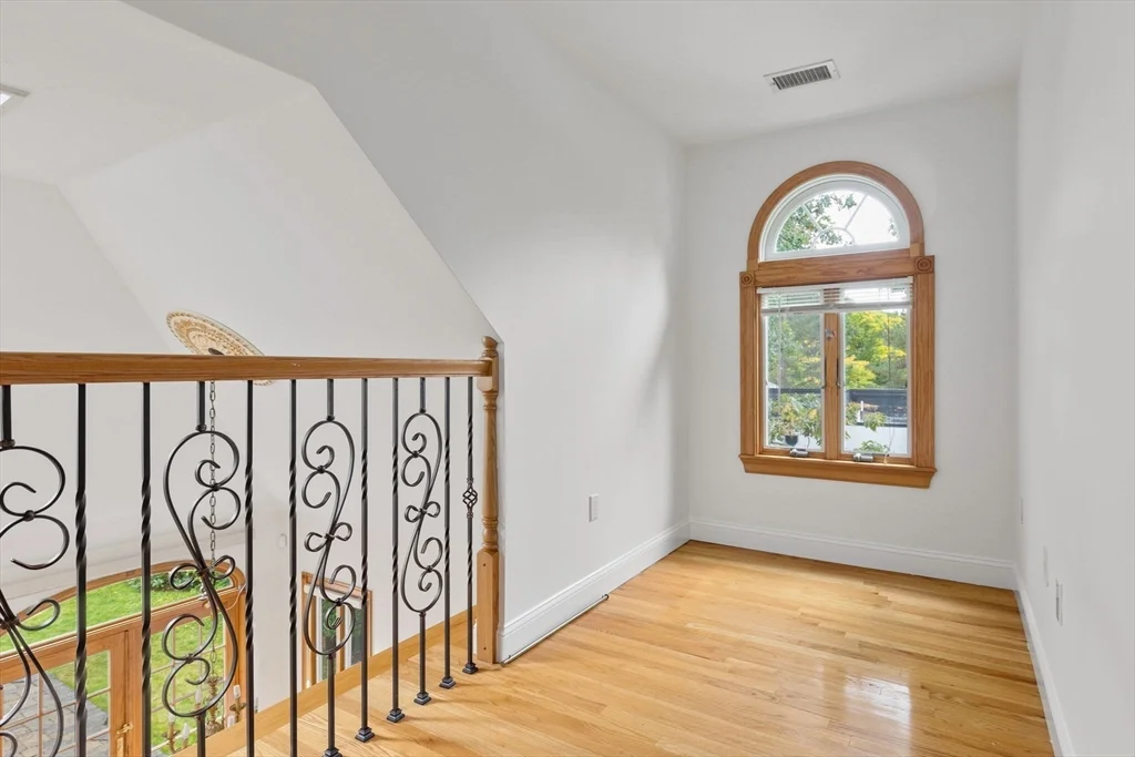 24 Carthay Cir, Newton Highlands