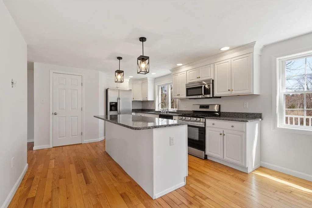 27 Pine St, Pepperell
