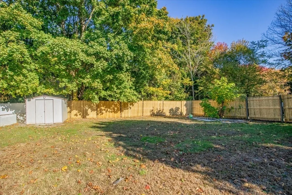 8 Linwood St, Holbrook