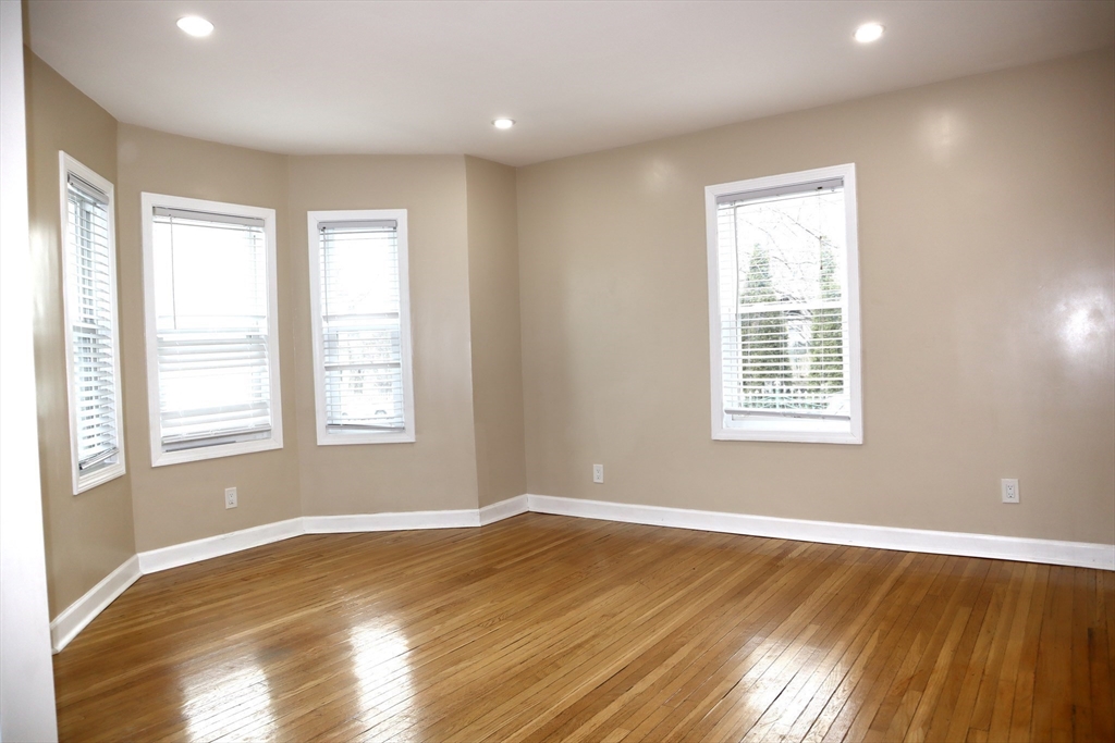 4 Champlain Rd, Salem