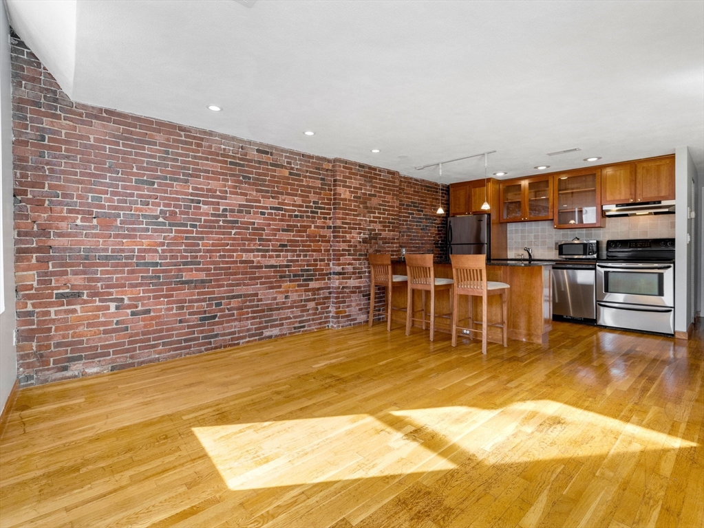 386 Commercial St, North End