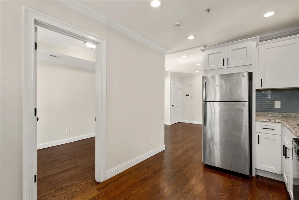 39 W Walnut St, Roxbury