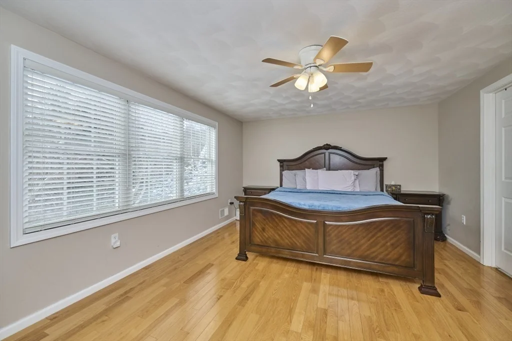 27 Cranberry Ln, Burlington