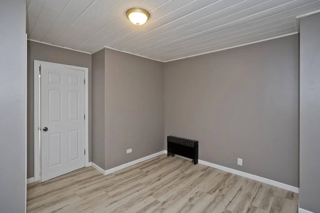 16 Knightville Dam Rd, Huntington