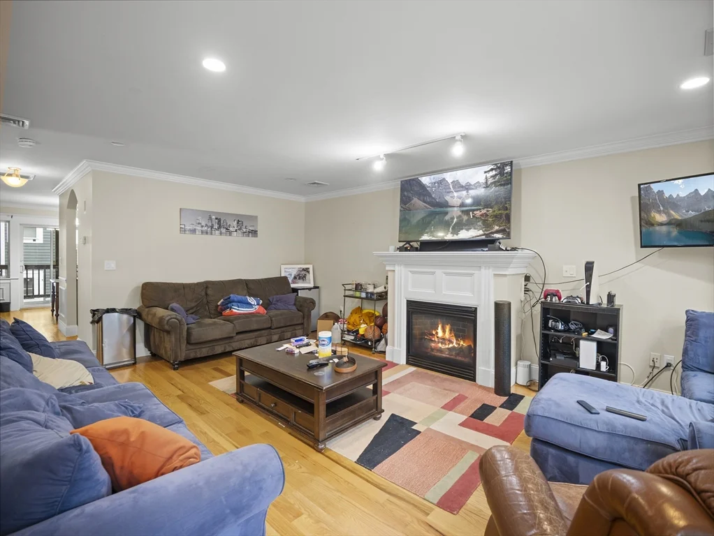 157 W 6th St, South Boston