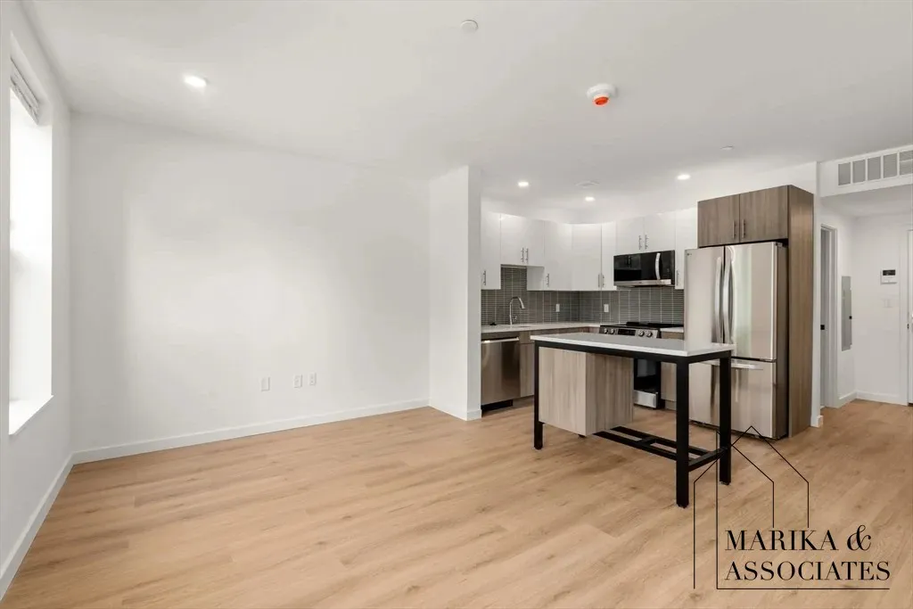 40 Centre St, North Brookline