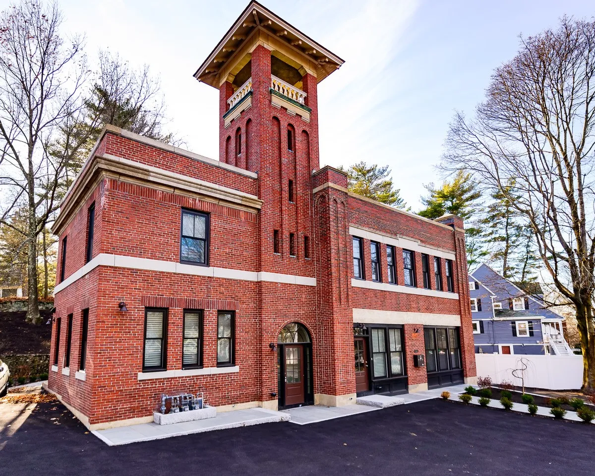 2044 Beacon St, Waban