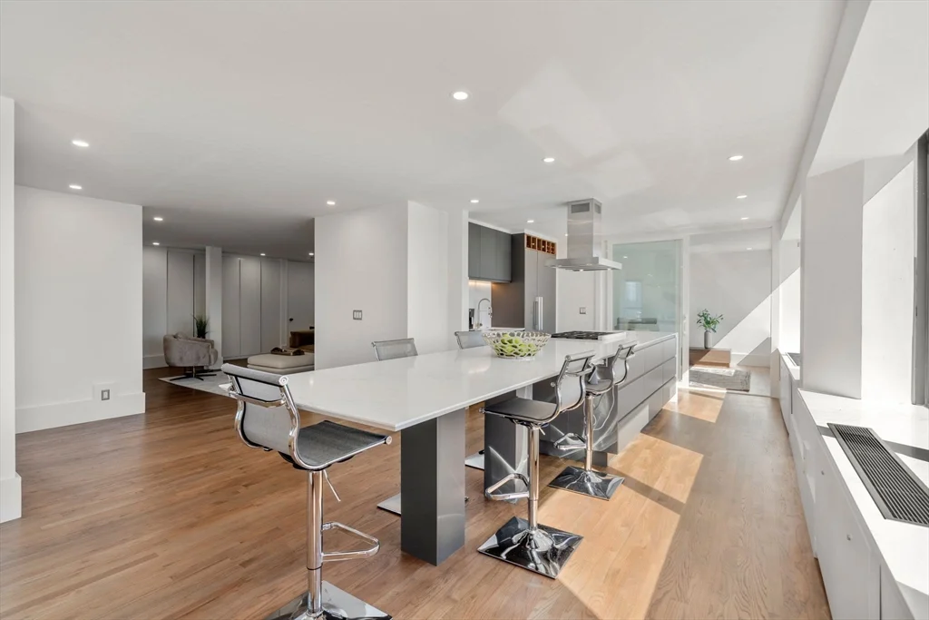 85 E India Row, Waterfront