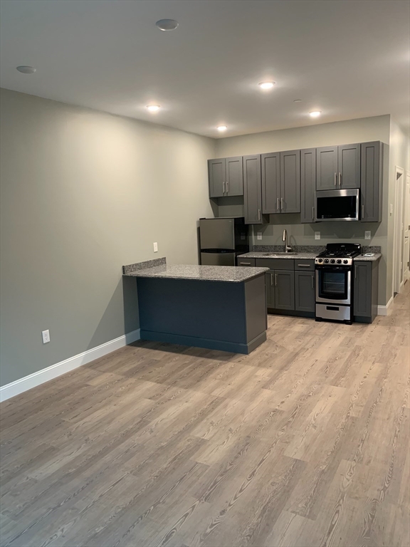 14 Yeamans St, Revere