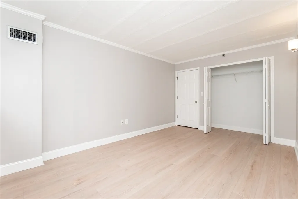 1933 Commonwealth Ave, Brighton