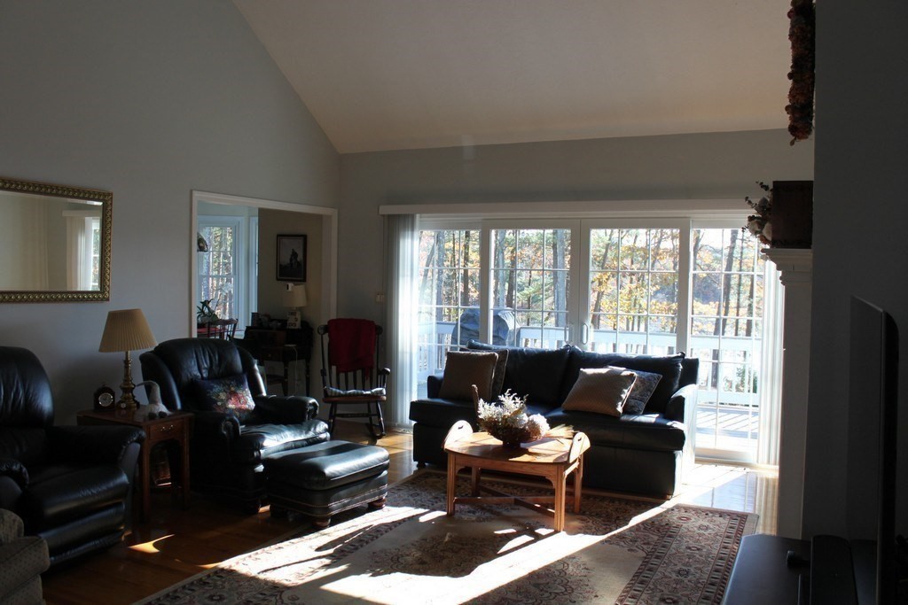 7 Deer Run Dr, Shrewsbury