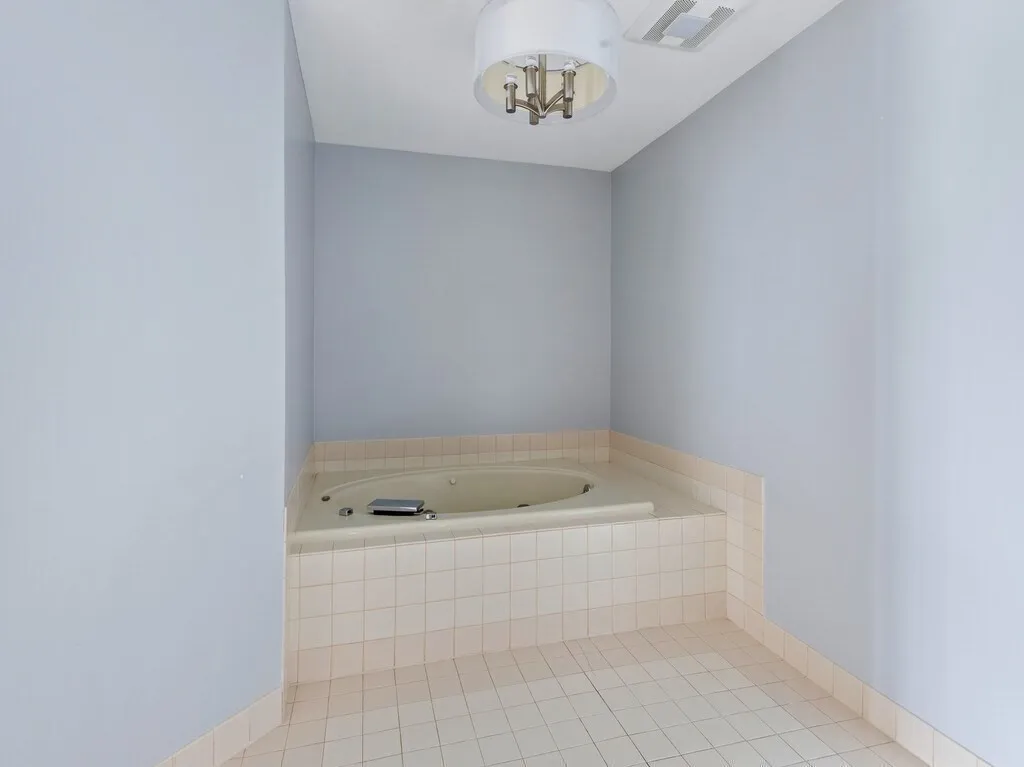 65 Lake Ave, Worcester