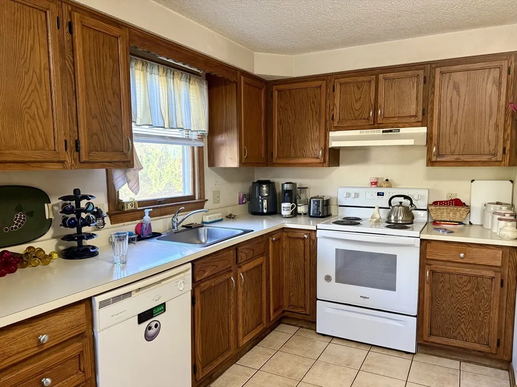 567 Mendon Rd, Attleboro