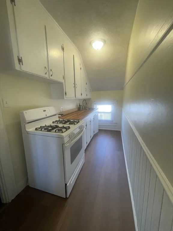 709 Maple St, Fall River