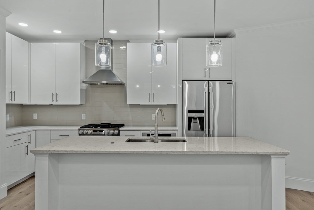 19 Lily Pond Ln, Lexington