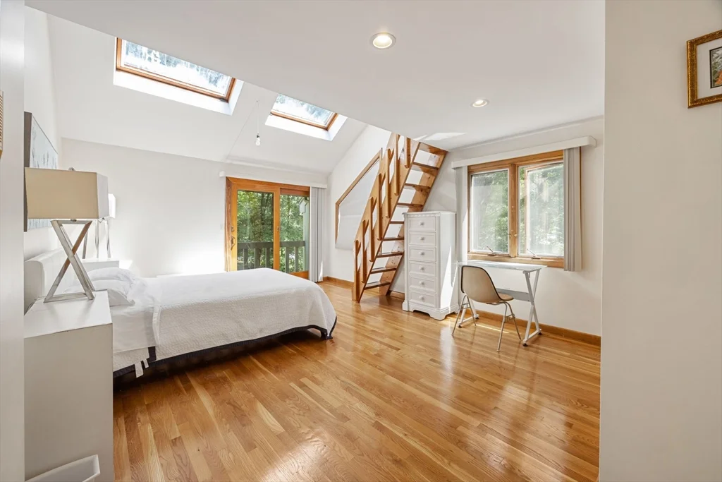 4 Crestview Ln, Milton