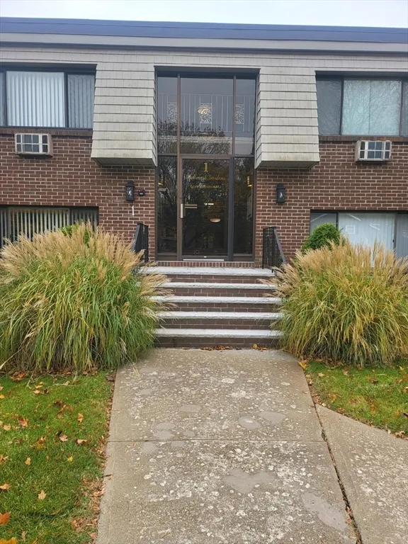 1 Hallmark Gardens, Burlington