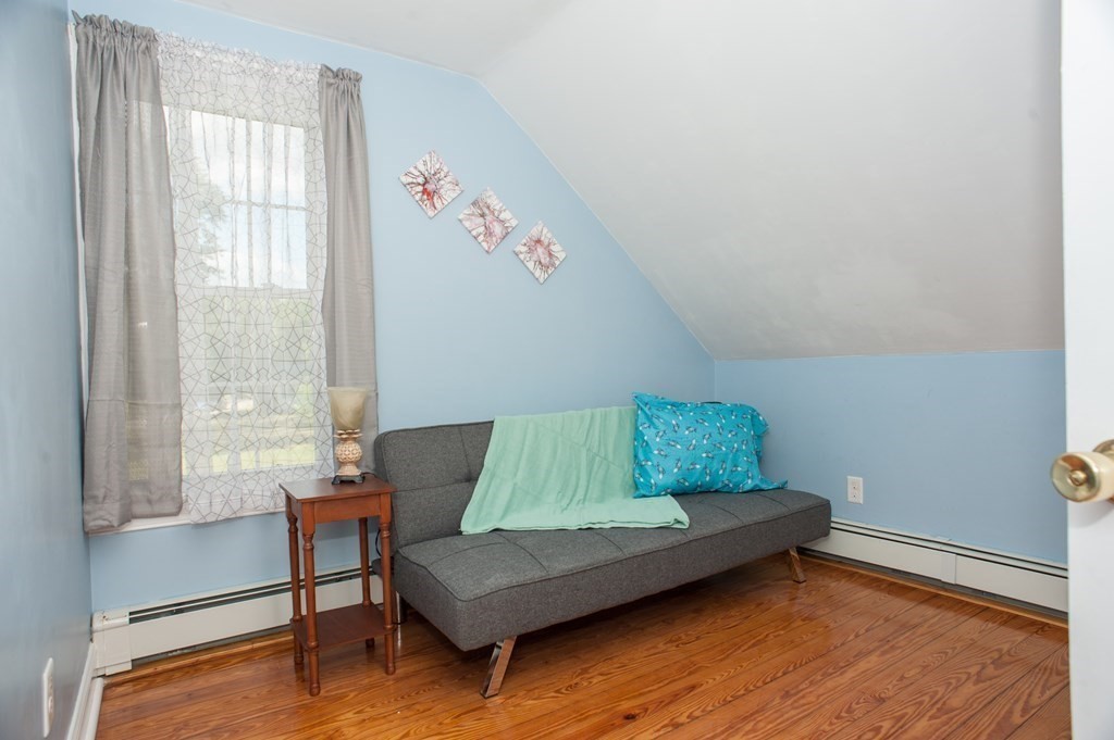 123 N Main St, Uxbridge