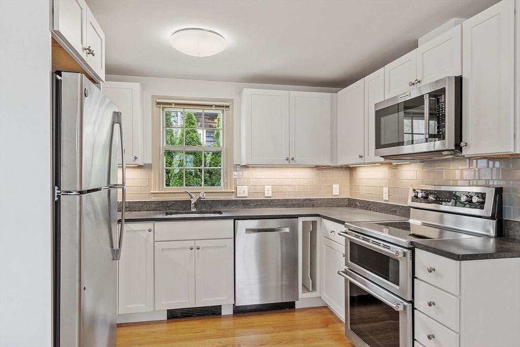 12 Morse Ct, Manchester