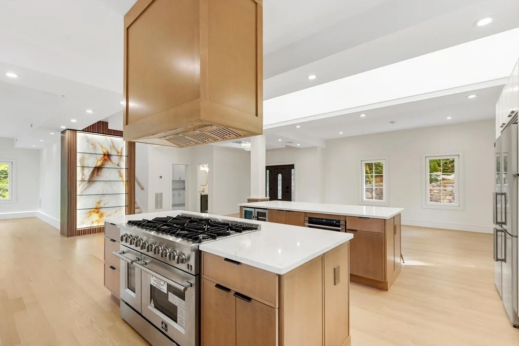 58 Chestnut St, Lynnfield