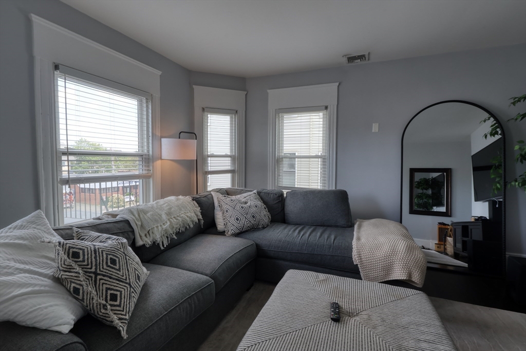 637 Broadway, Everett