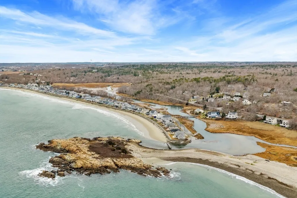 3 Sandpiper Ln, Long Beach