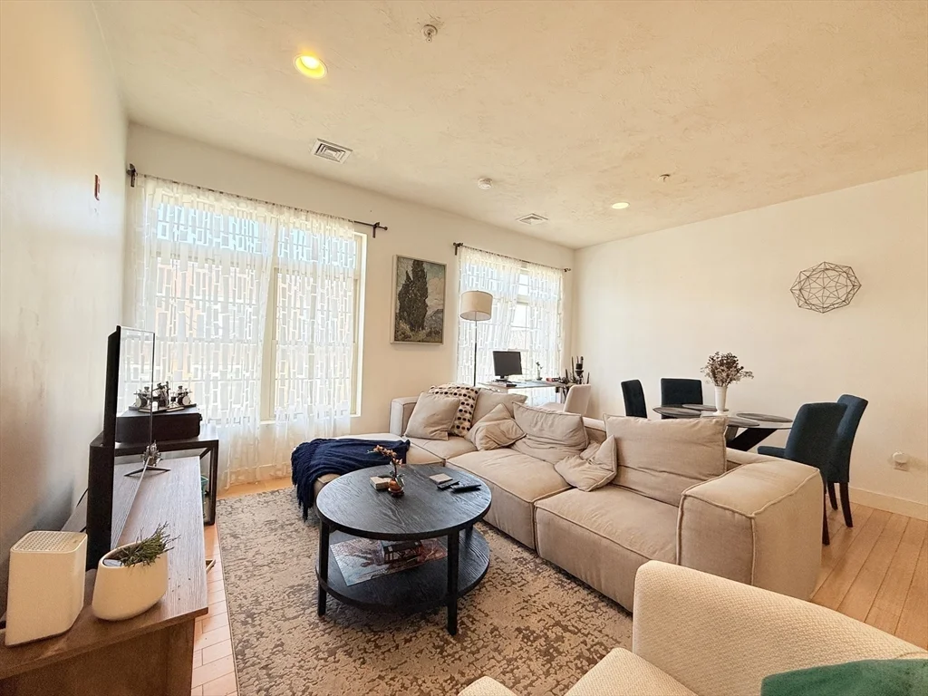9 Gardner St, Allston