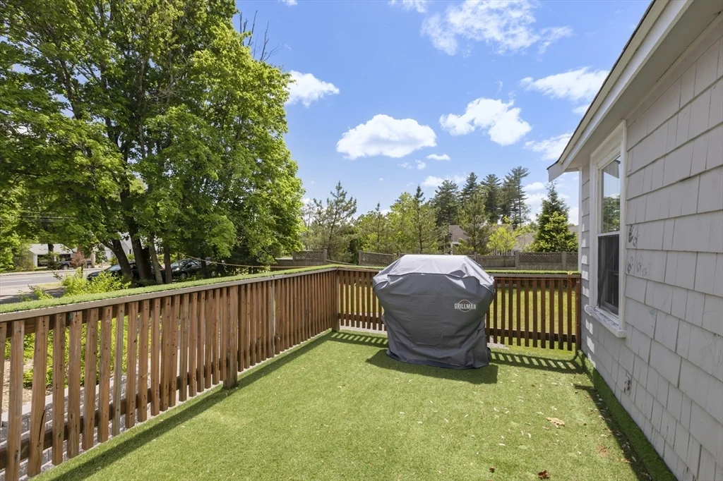 665 S Main St, Sharon