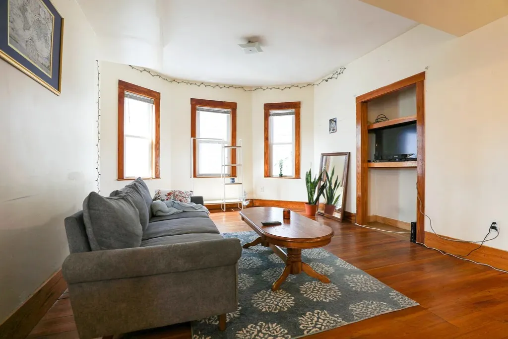 346 Faneuil St, Oak Square