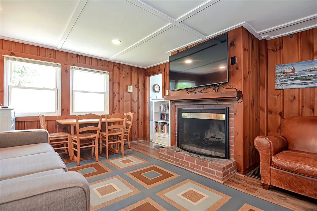 2 Saratoga, Long Beach