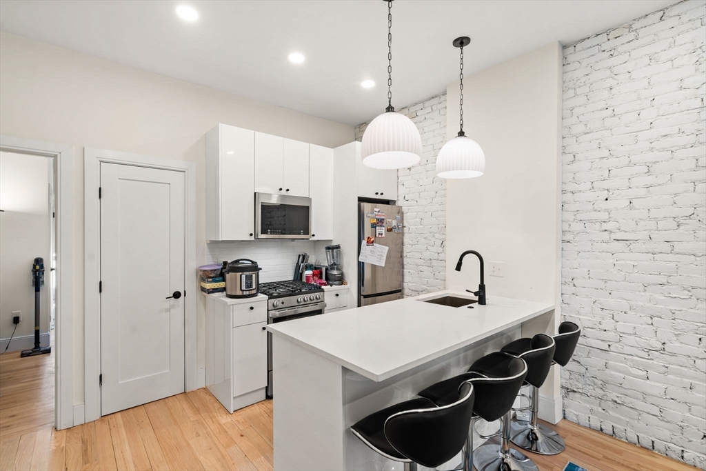 308 Saratoga St, Boston