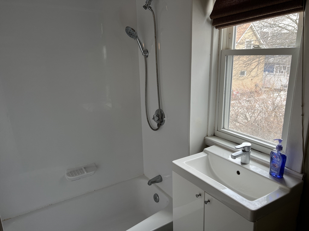 18 James Ave, Winthrop