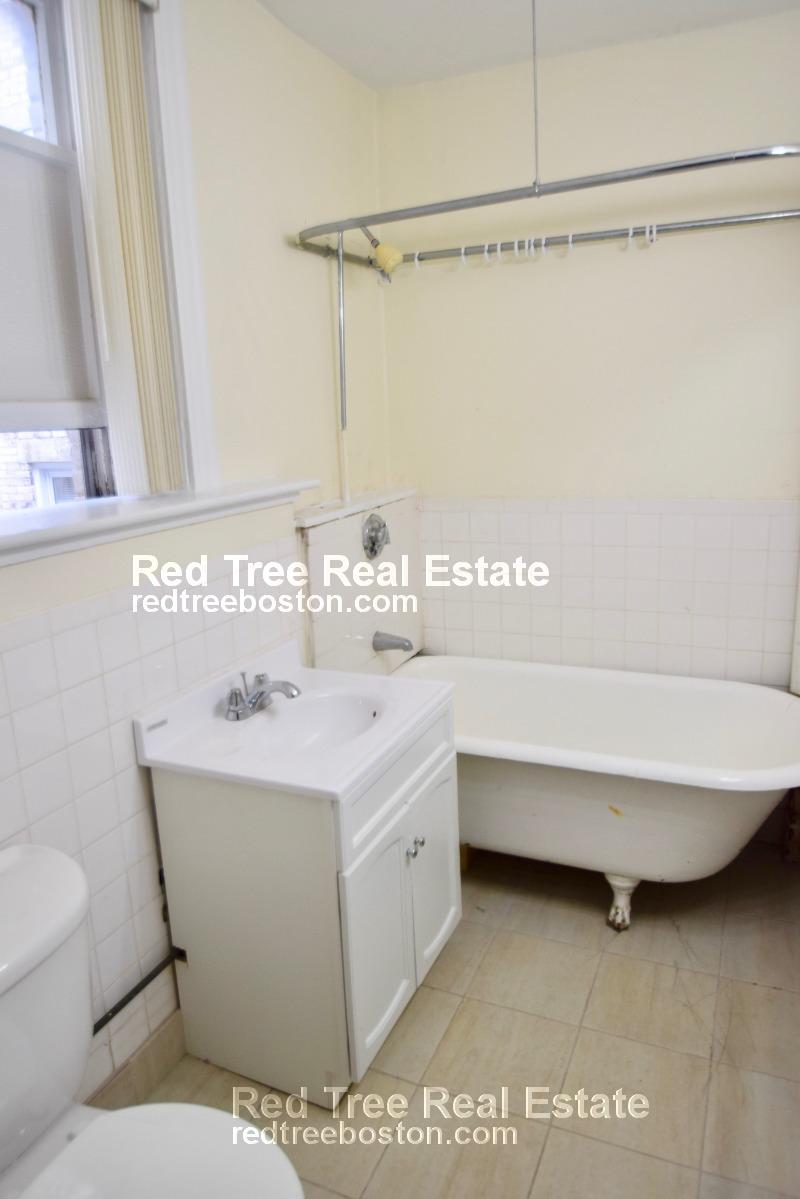 5 Barrows St, Allston