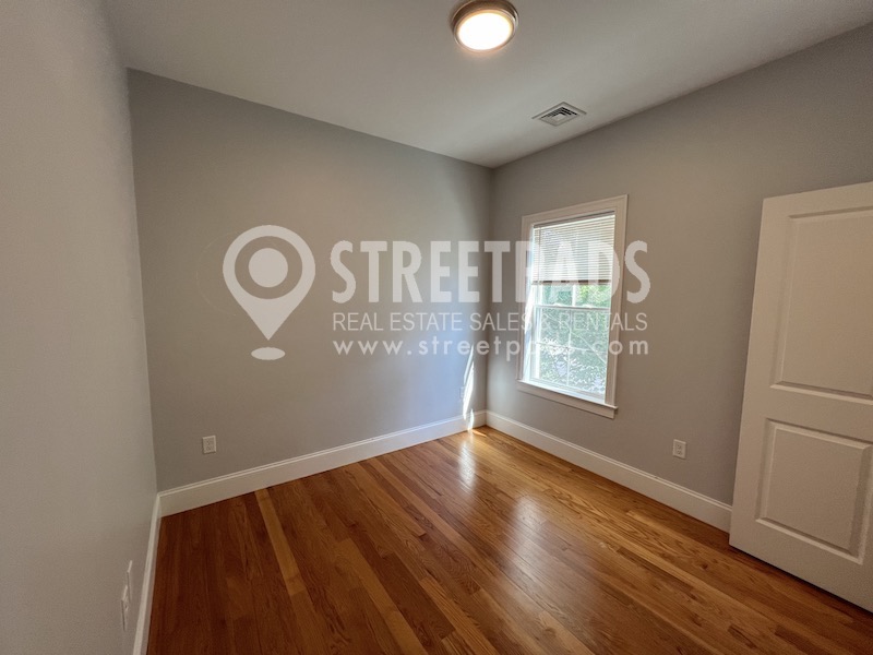 8 Islington St, Allston