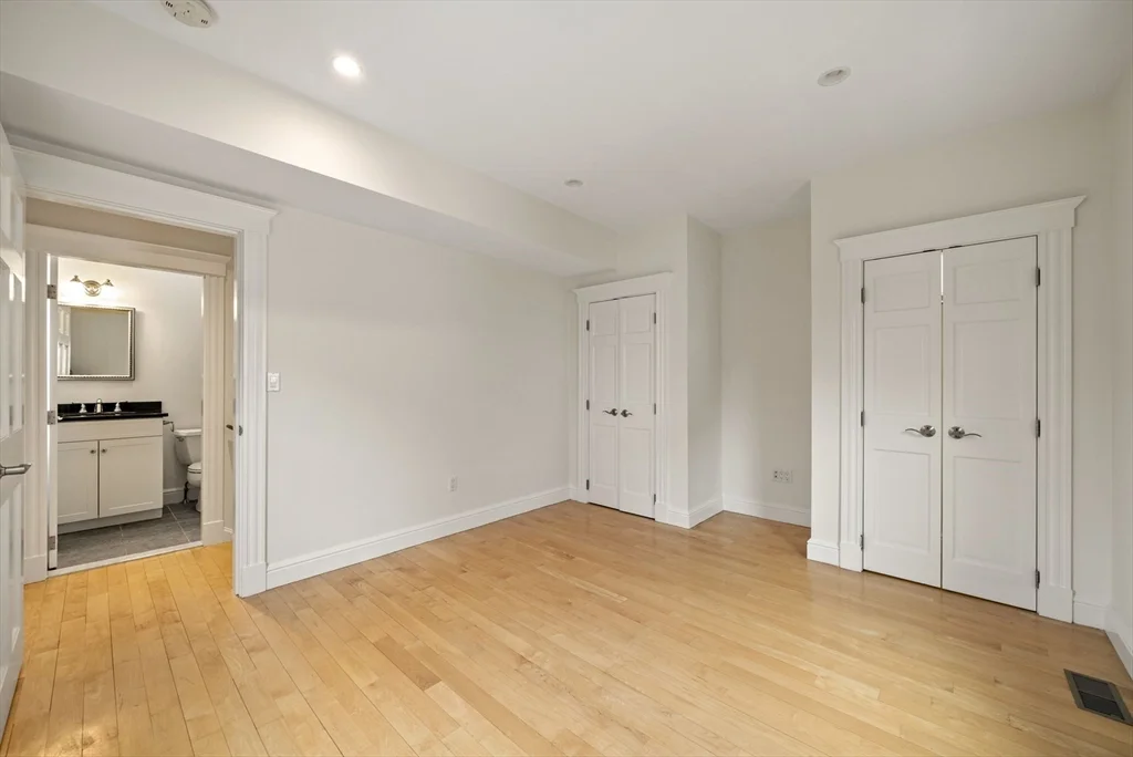 2536 Massachusetts Ave, North Cambridge
