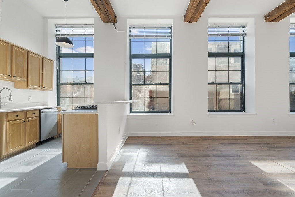 881 E 1st, South Boston