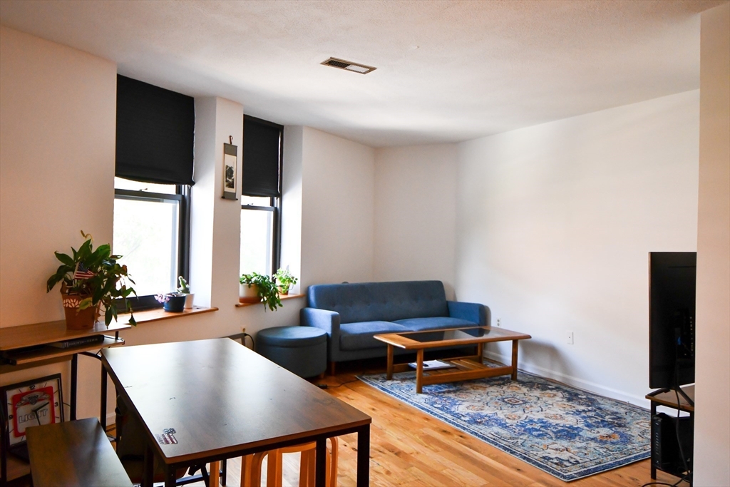 386 Commercial, North End