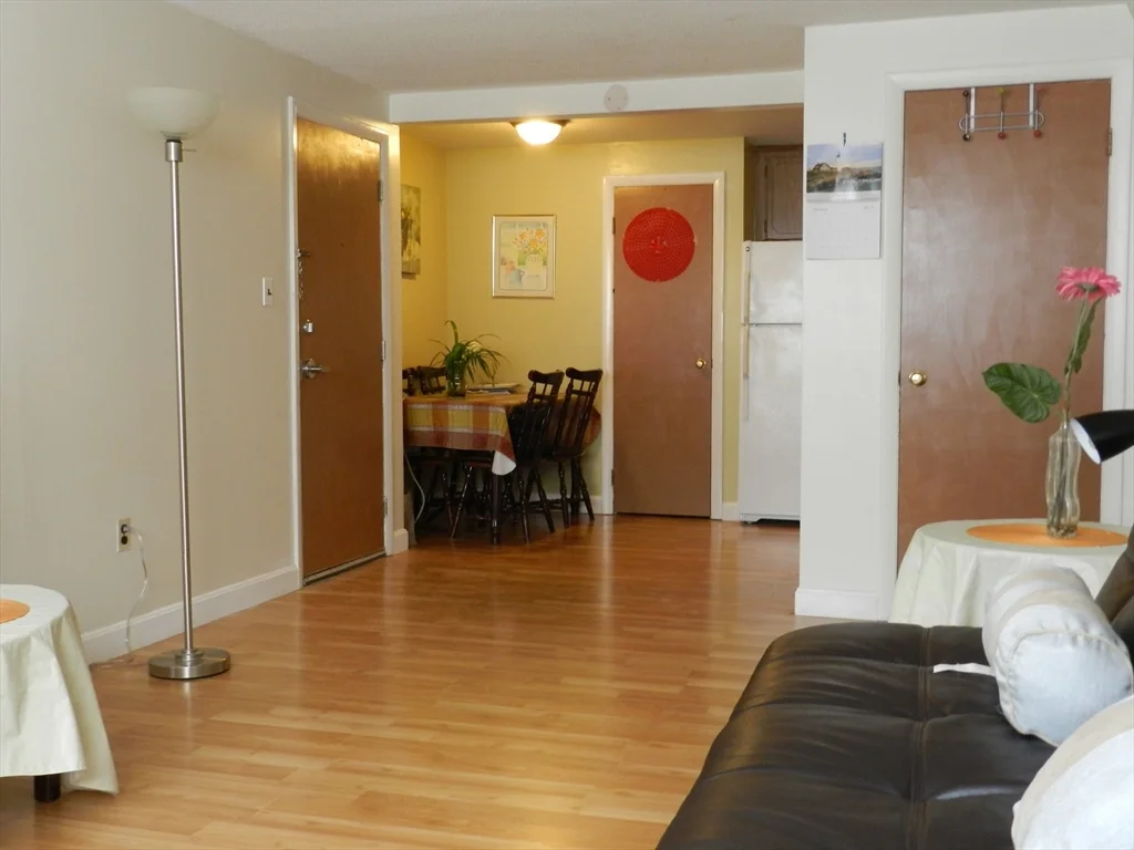 2 Old Colony Ln, Arlington
