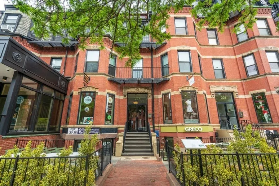 225 Newbury St, Back Bay