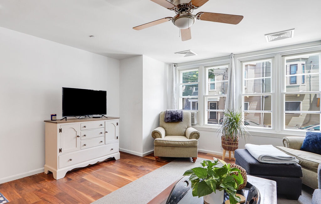 2 bed, 1 bath apartment for rent at 165 West 6th St Unit -A, South Boston — photo 5 of 8