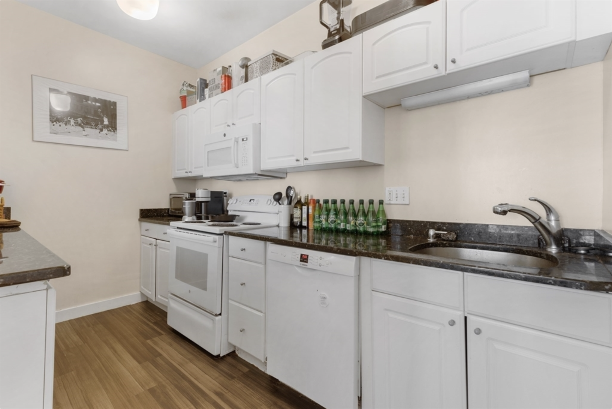 3 bed, 1 bath apartment for rent at 141 Newbury St Unit 40, Back Bay — photo 4 of 8