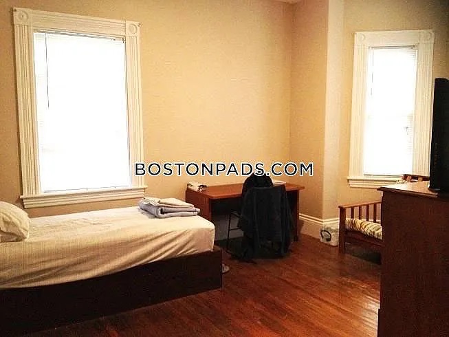 6 bed, 3 bath apartment for rent at 38 Floyd St Unit 1, Waltham — photo 4 of 10