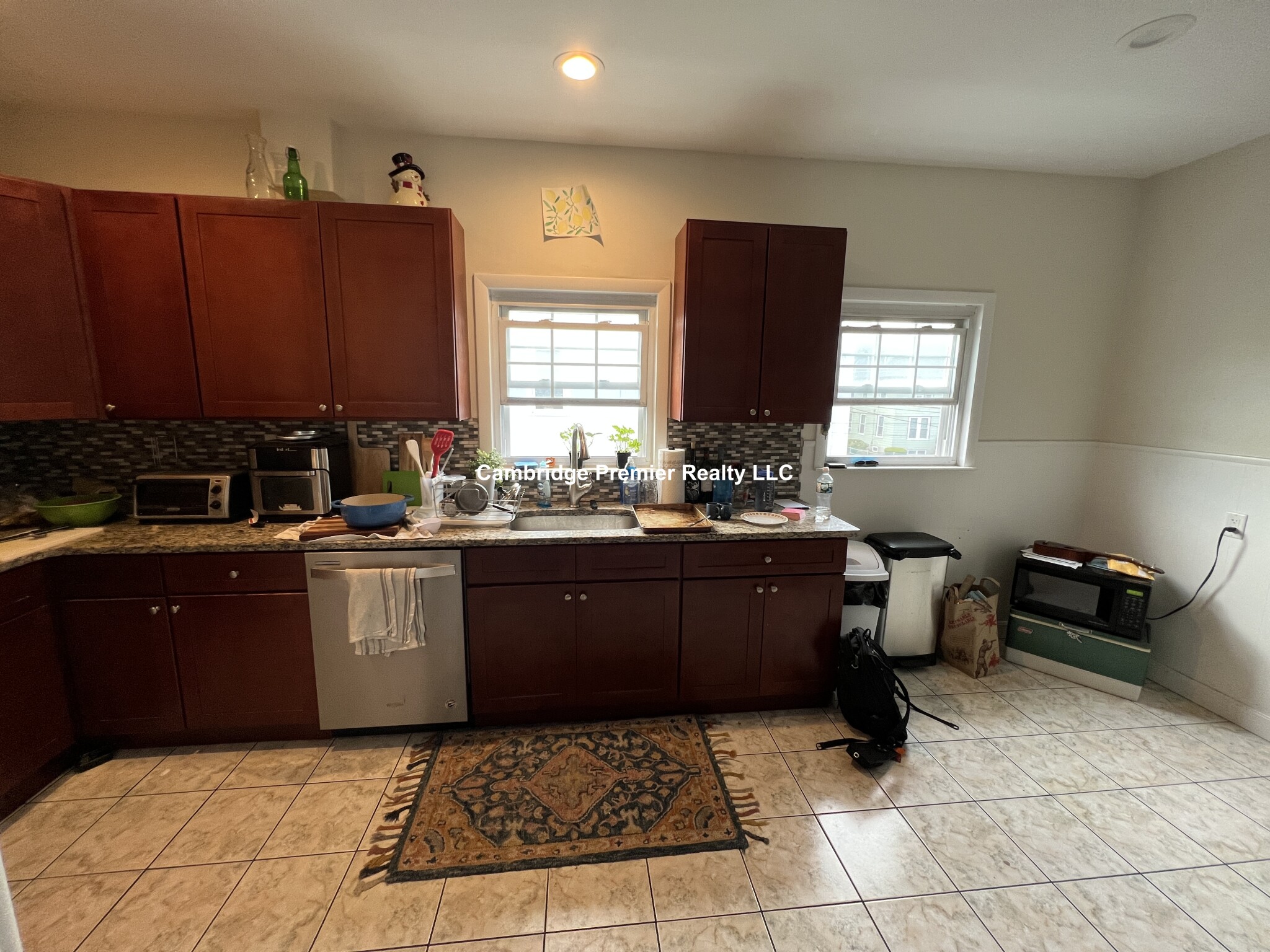 5 bed, 2 bath apartment for rent at 118 Summer St Unit 1, Medford — photo 4 of 5