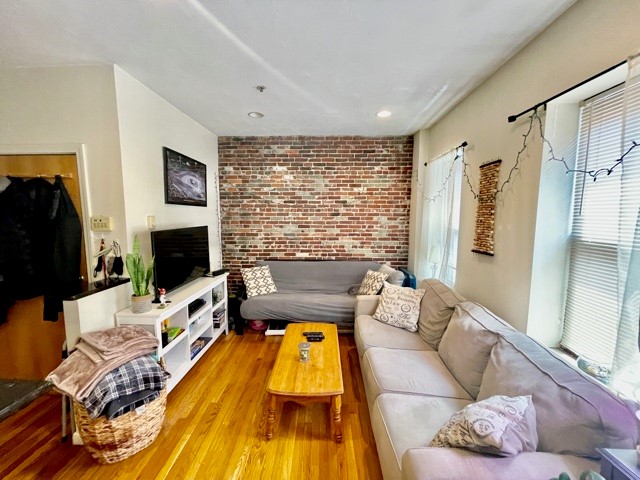 3 bed, 1 bath apartment for rent at 17 Thacher St Unit 2, North End — photo 4 of 24