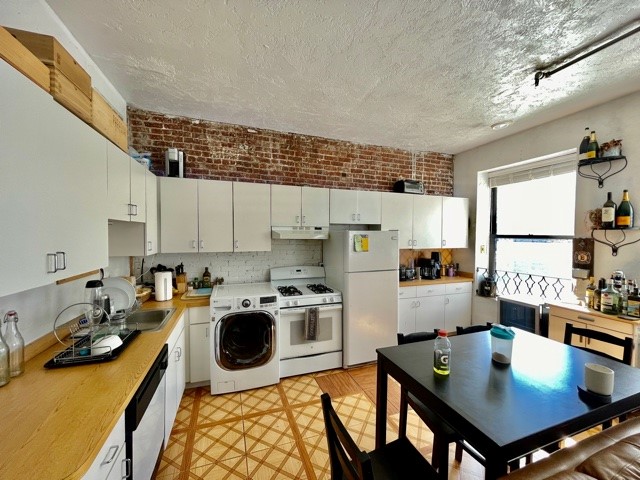 2.5 bed, 1 bath apartment for rent at 223 Endicott St Unit 4, North End — photo 4 of 16
