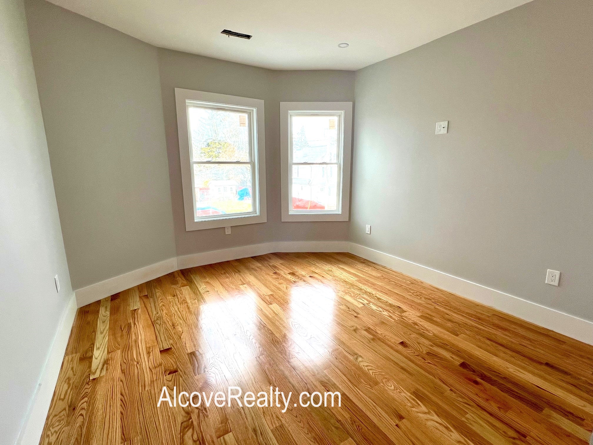6 bed, 2 bath apartment for rent at 42 George St Unit 1, South Medford — photo 4 of 12