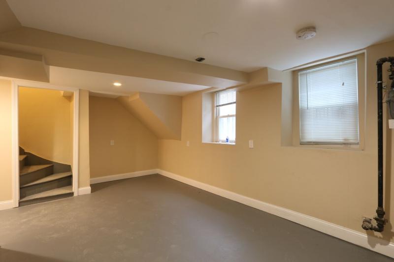 3 bed, 1.5 bath apartment for rent at 3 Saint James Pl, Roxbury — photo 2 of 9